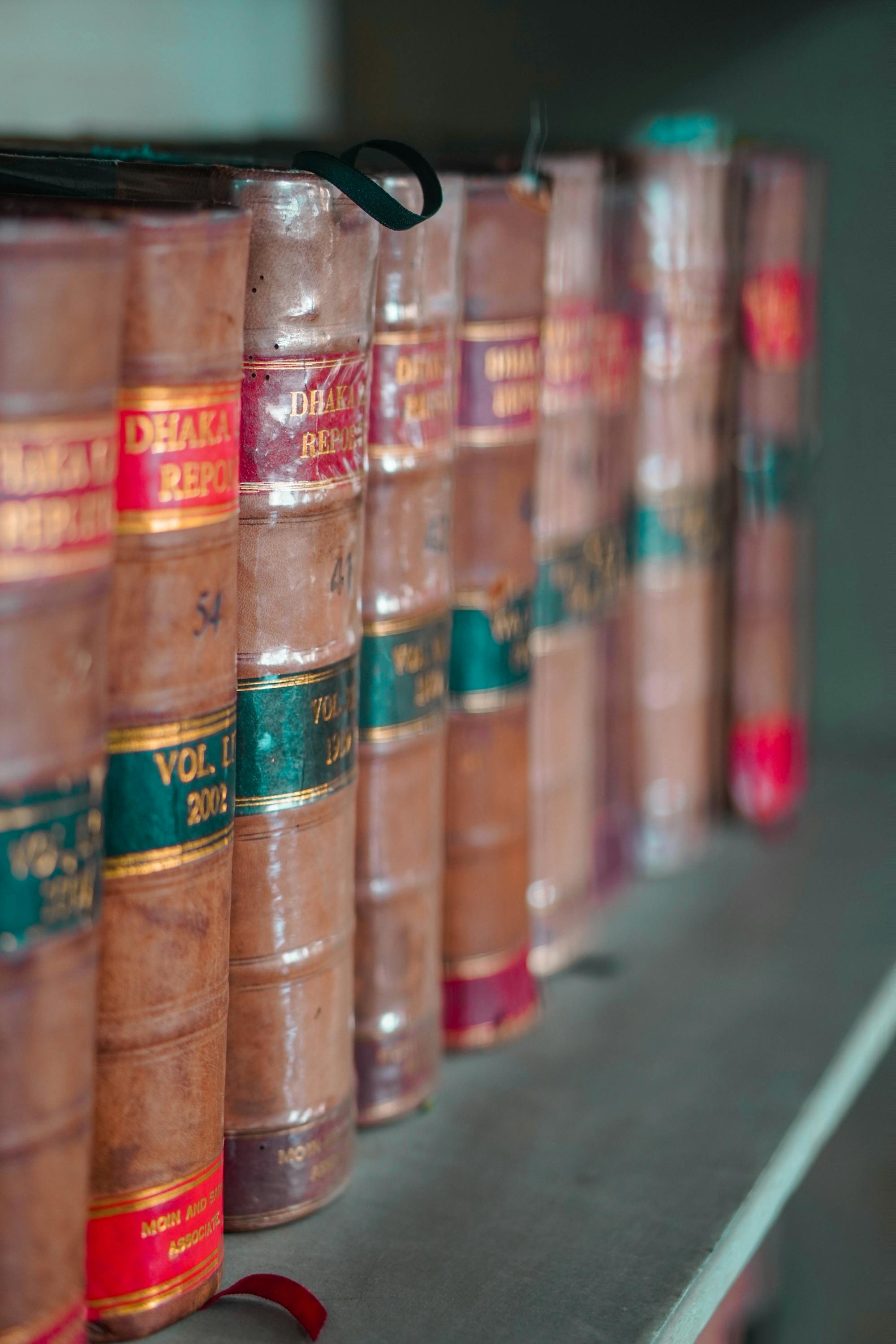 Juristische Gesetzbücher und Kommentare im Regal — Grundlage sorgfältiger anwaltlicher Arbeit