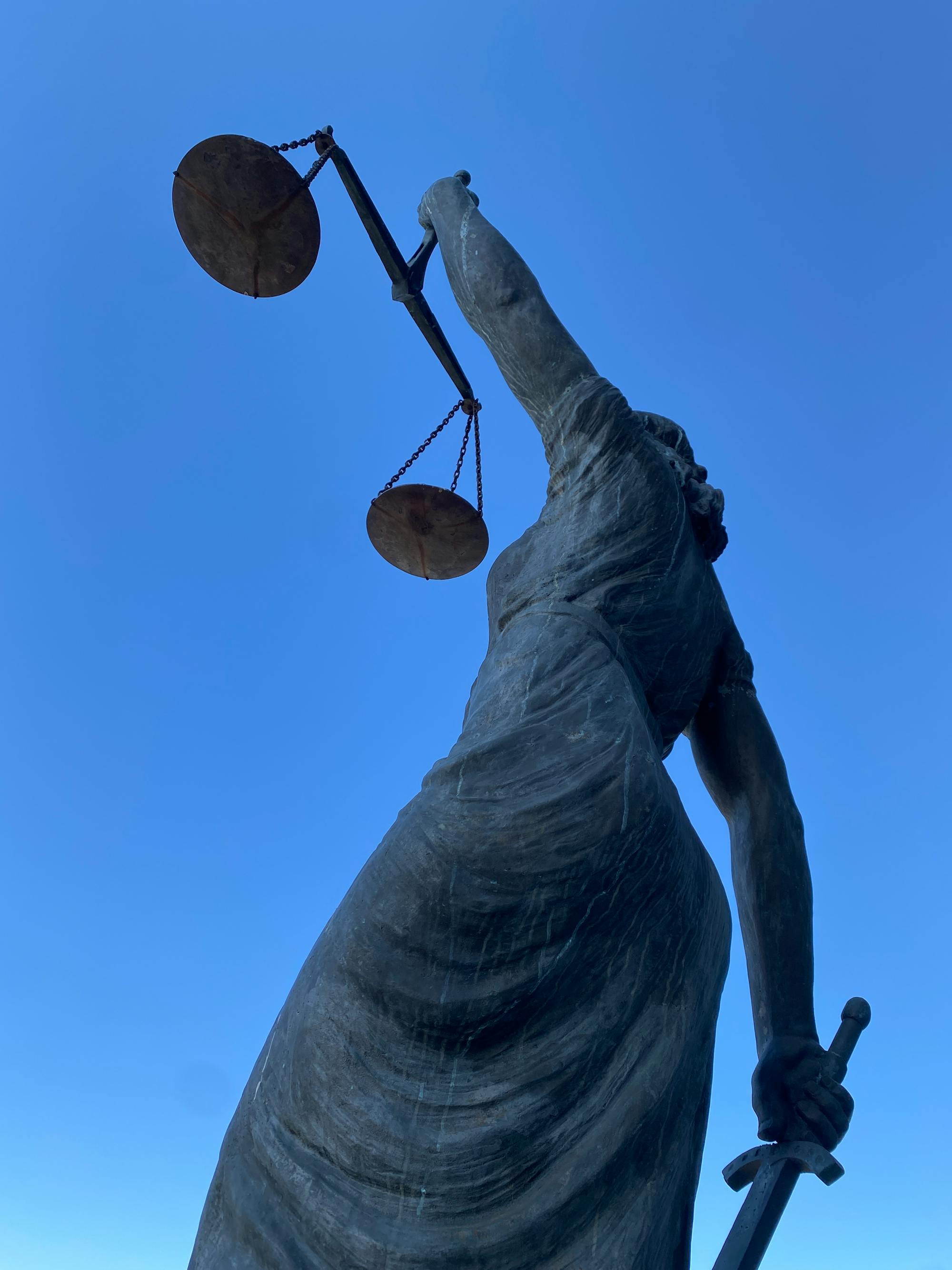 Justitia-Statue mit Waage und Schwert — Sinnbild für eine sorgfältige strafrechtliche Verteidigung